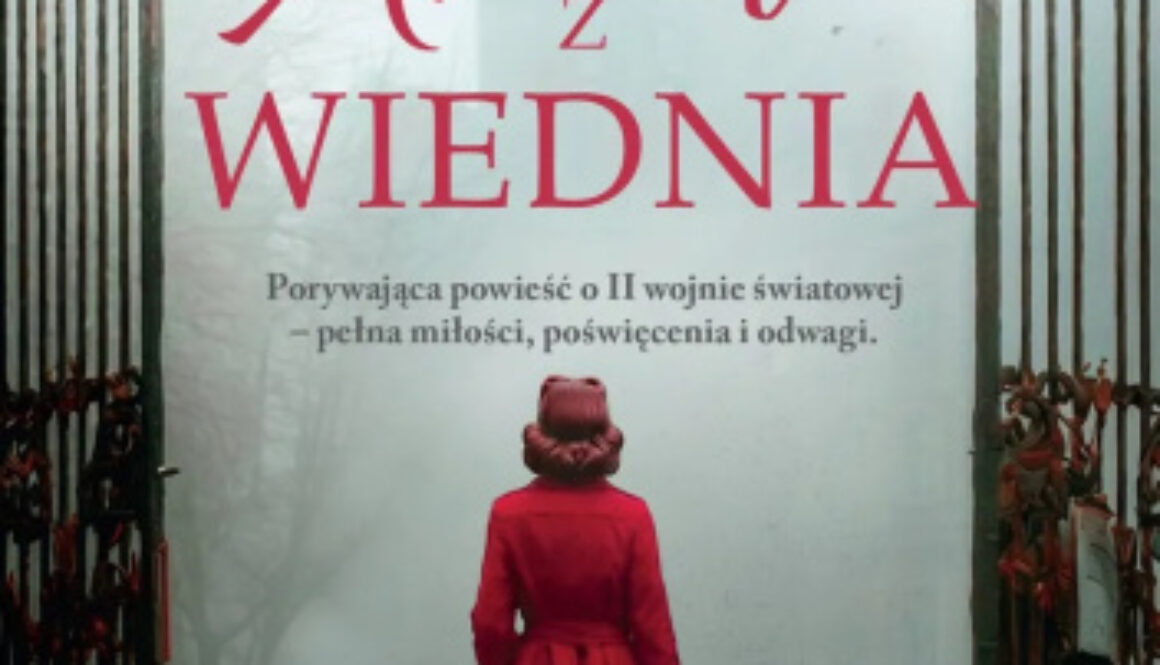 Okładka książki Anioł z Wiednia. Kobieta w czerwonym płaszczu. W ręce trzyma czerwoną torebkę. Na głowie ma czerwony kapelusz. Stoi pośrodku otwierającej się bramy. Brama jest wysoka. W tle park spowity gęsta mgłą.